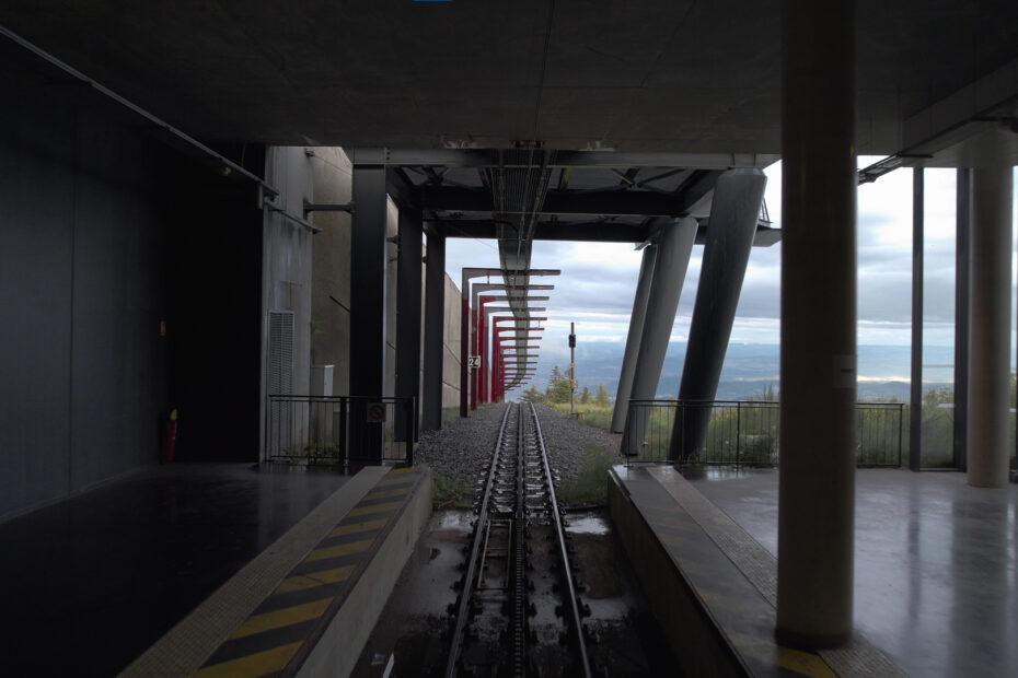 Photo des rails du panoramique des domes, un jour de brouillard.